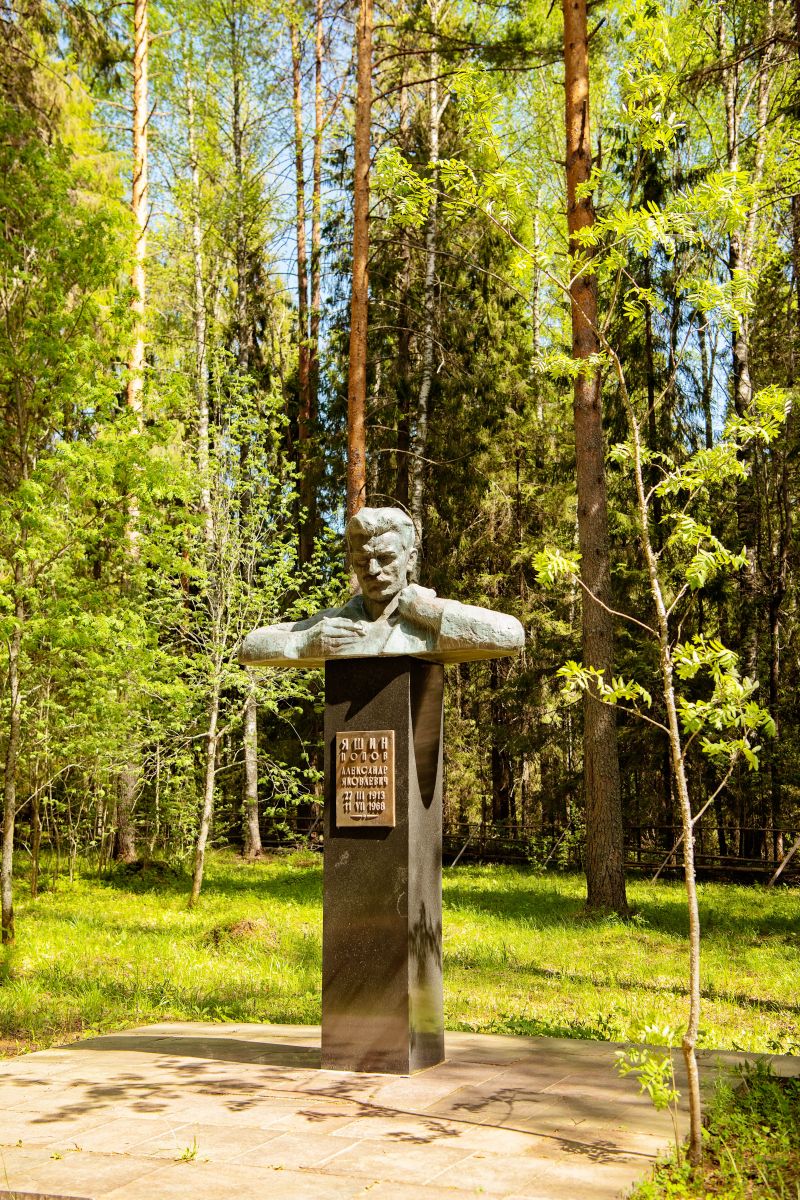 Дом музей А.Я. Яшина в д. Блудново и мемориальный комплекс на Бобришном Угоре