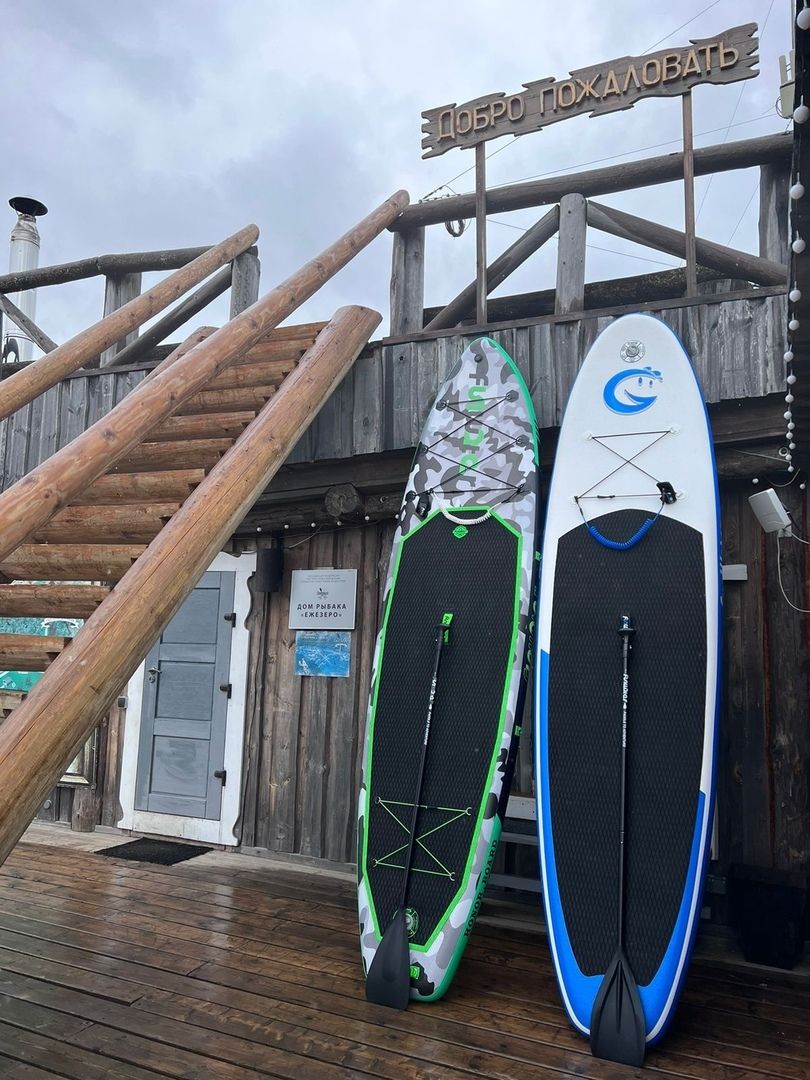 Прогулки по озеру в гостевой деревне 